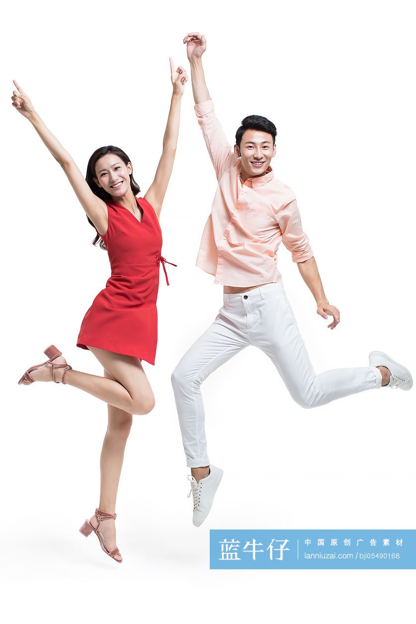 快乐的年轻情侣跳跃