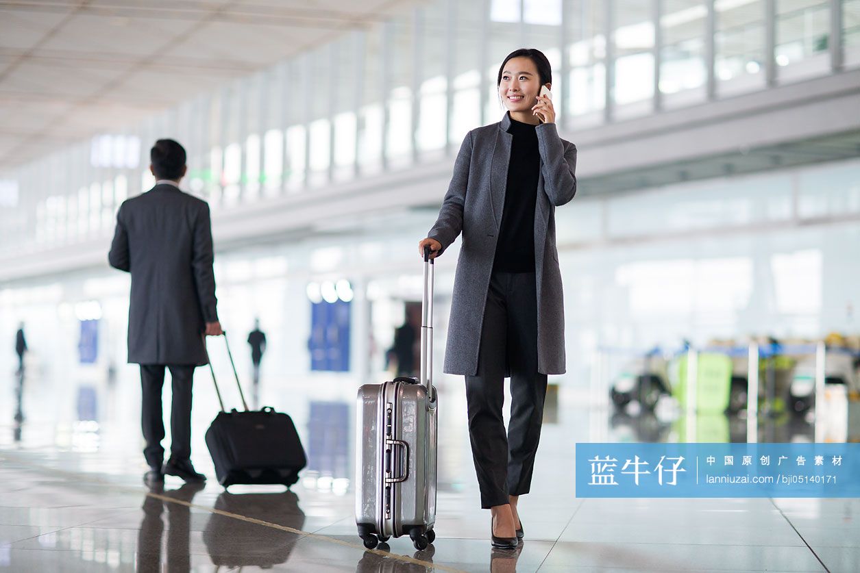 商务女士在机场打电话