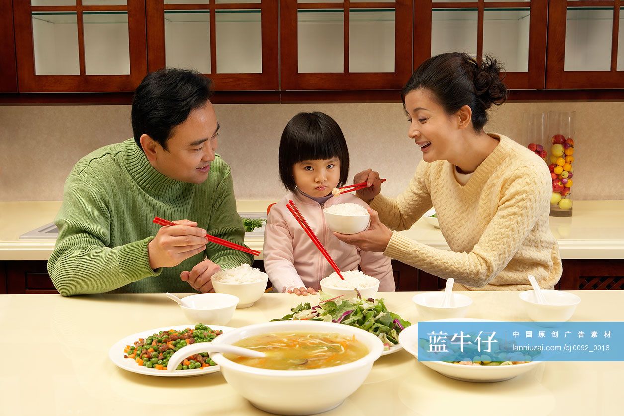 爸爸妈妈喂小女孩吃饭