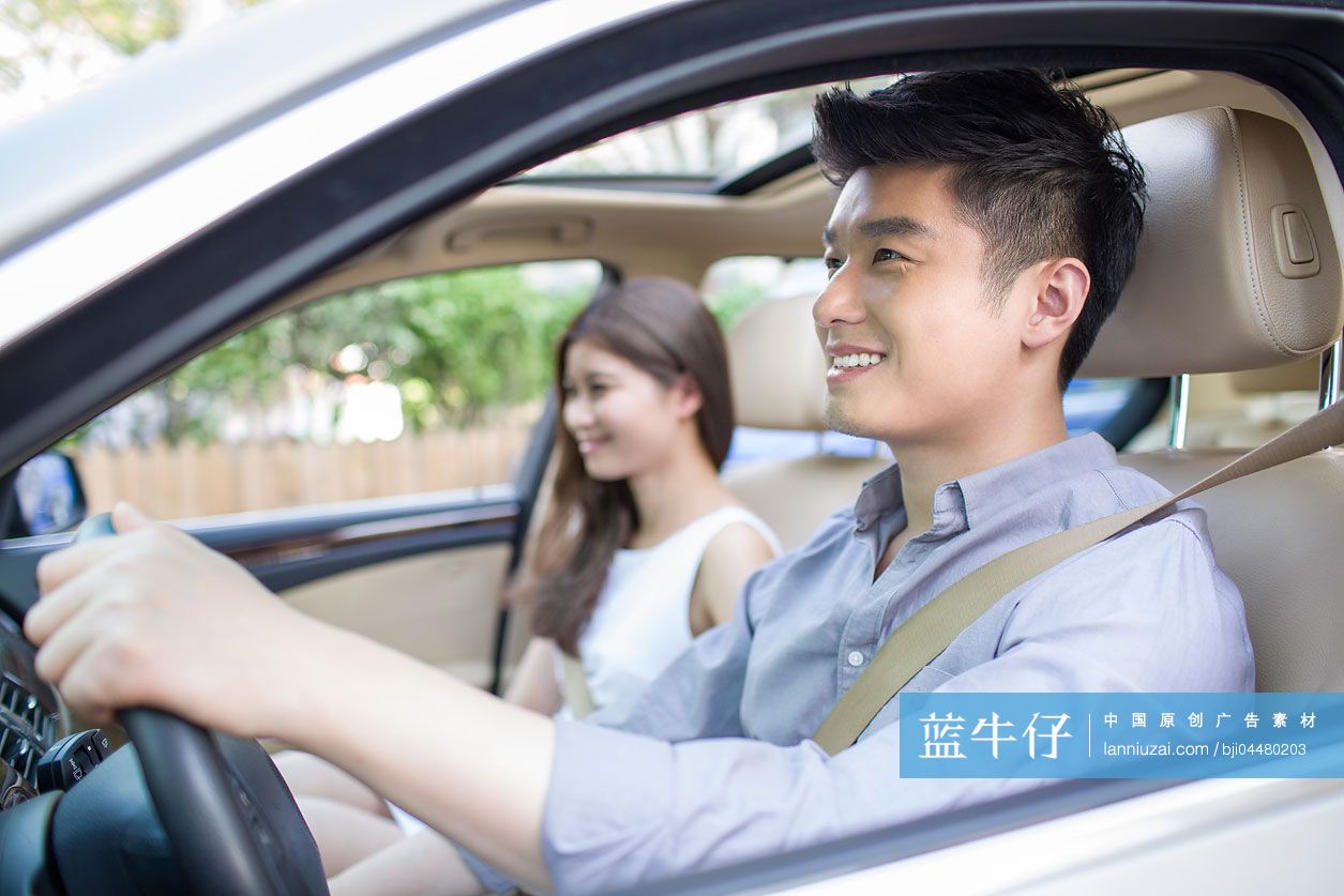 年轻情侣驾车外出