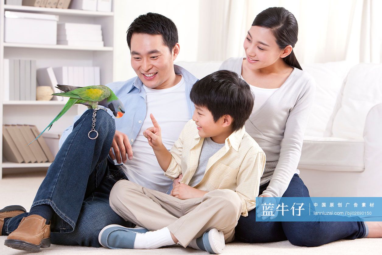 一家三口和鹦鹉一起玩耍