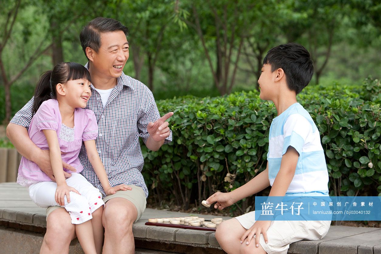 祖孙一起下象棋