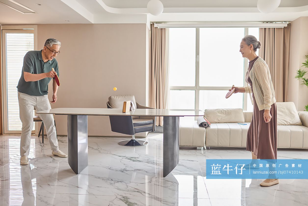 老人和孙女在家打乒乓球-蓝牛仔影像-中国原创广告影像素材