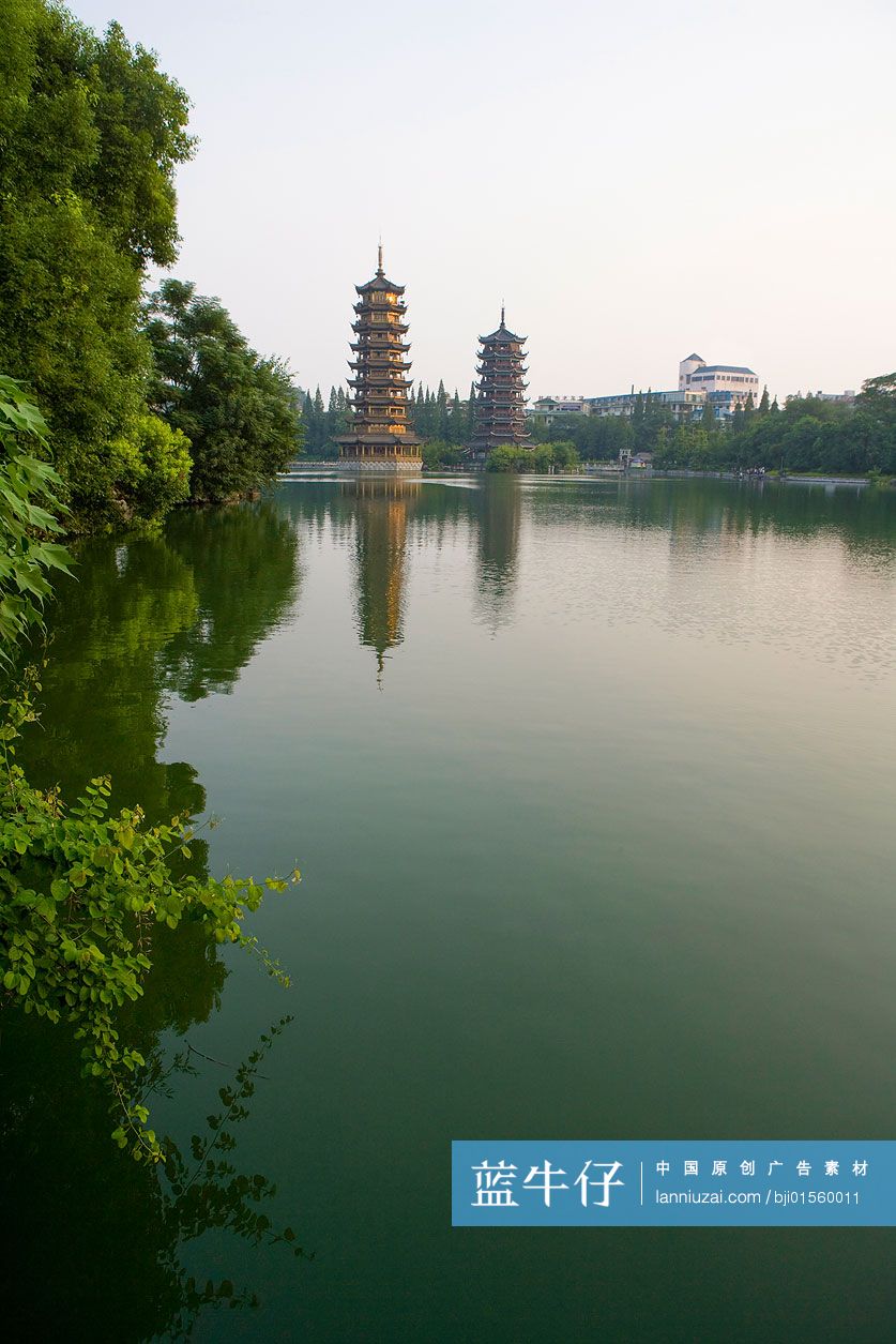 桂林杉湖日月双塔