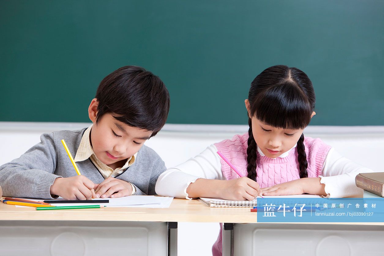 可爱小学生写作业