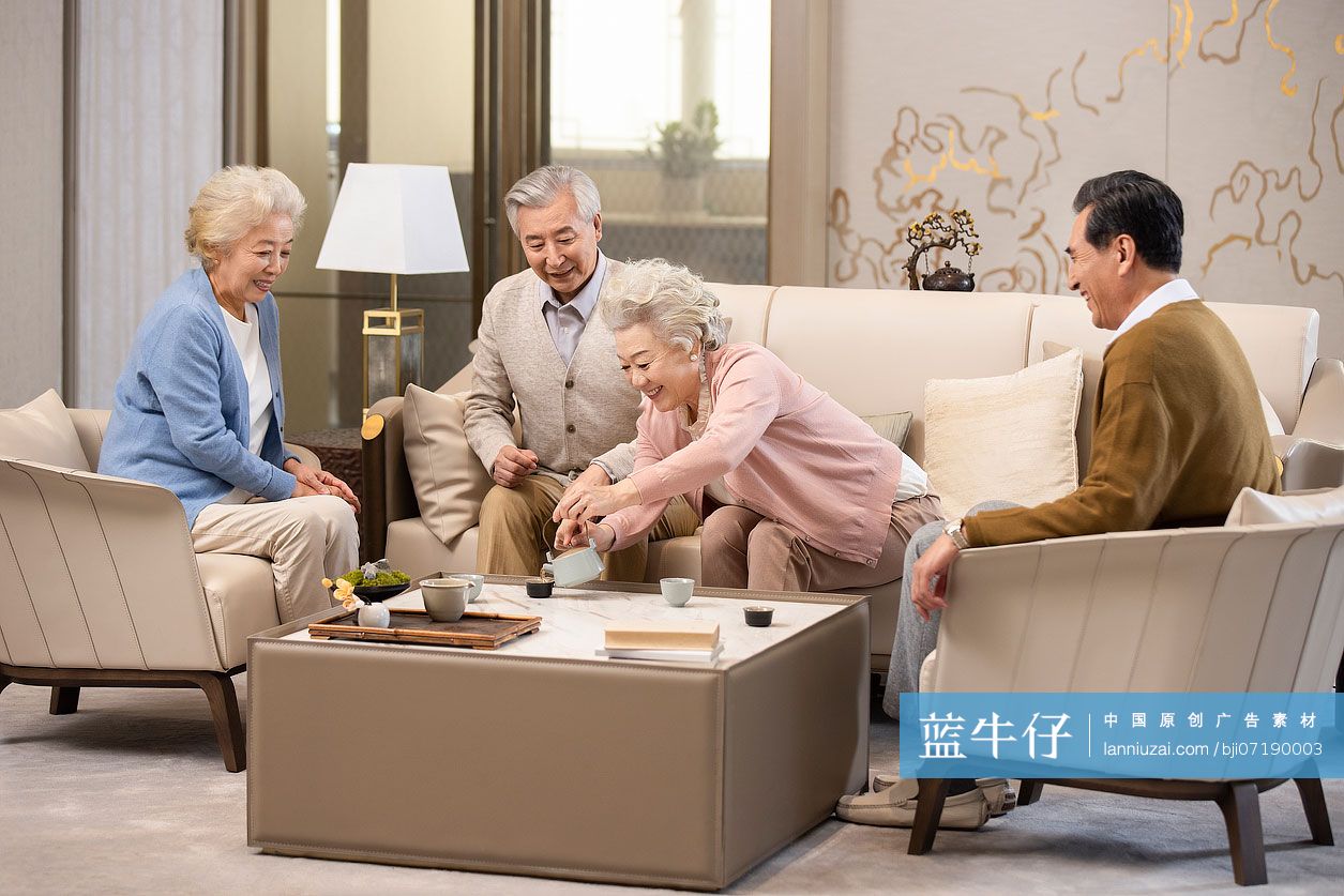 老年朋友们一起聊天