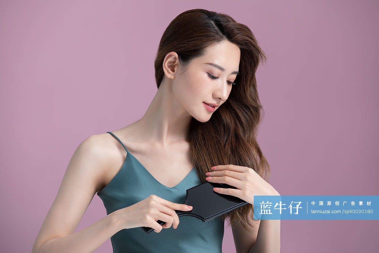 漂亮的年轻女子梳头发