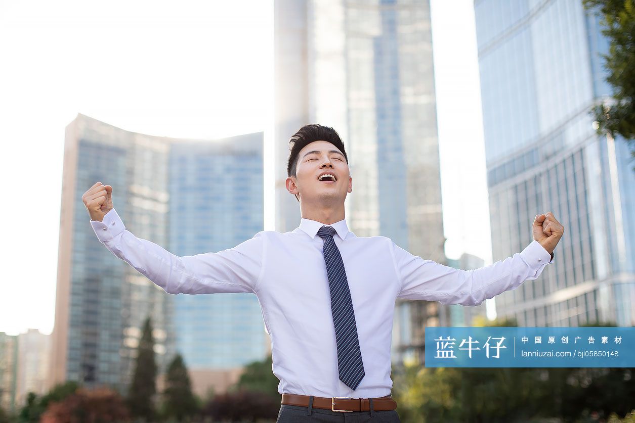年轻商务男士振臂欢呼