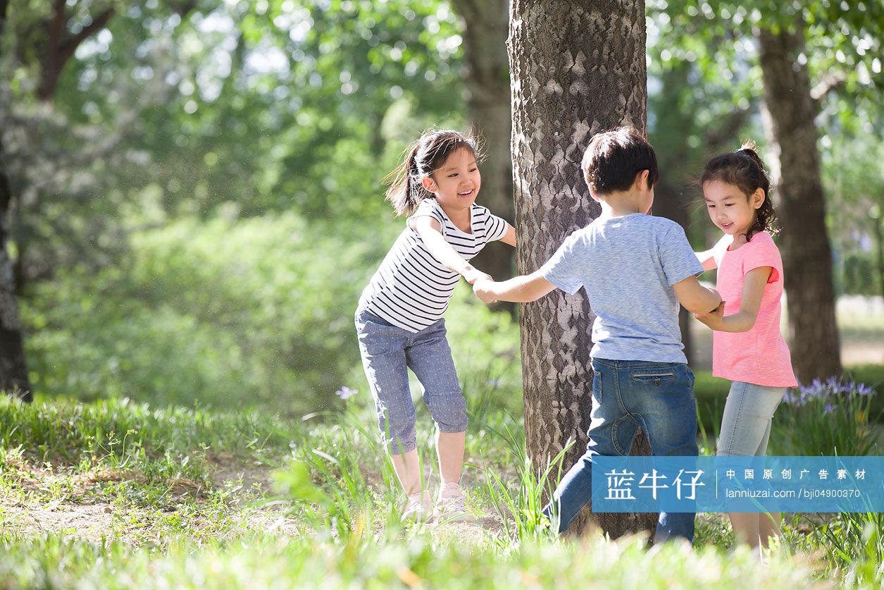儿童在树林里嬉戏玩耍