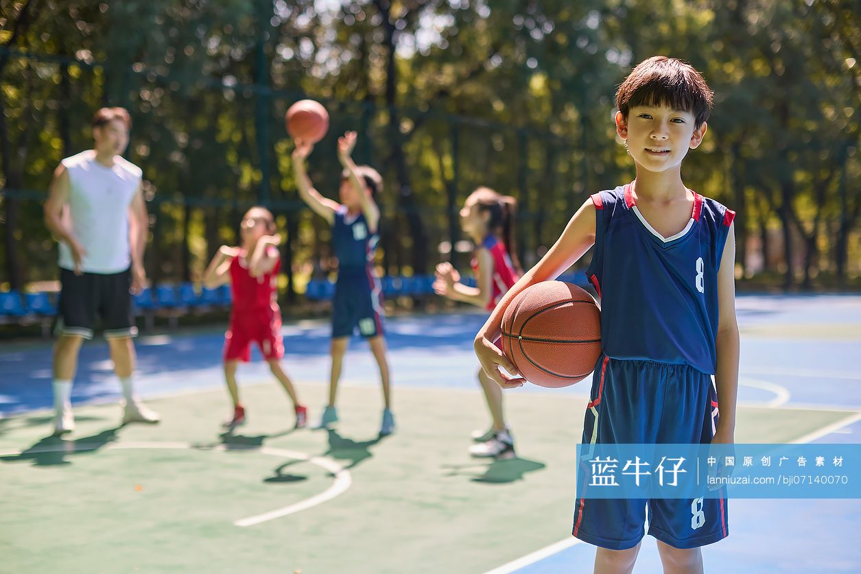 孩子们上篮球课