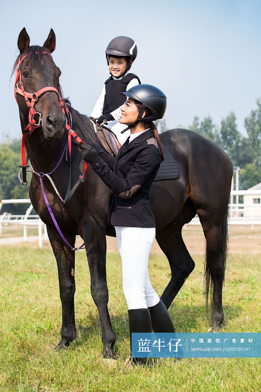 妈妈教女儿骑马