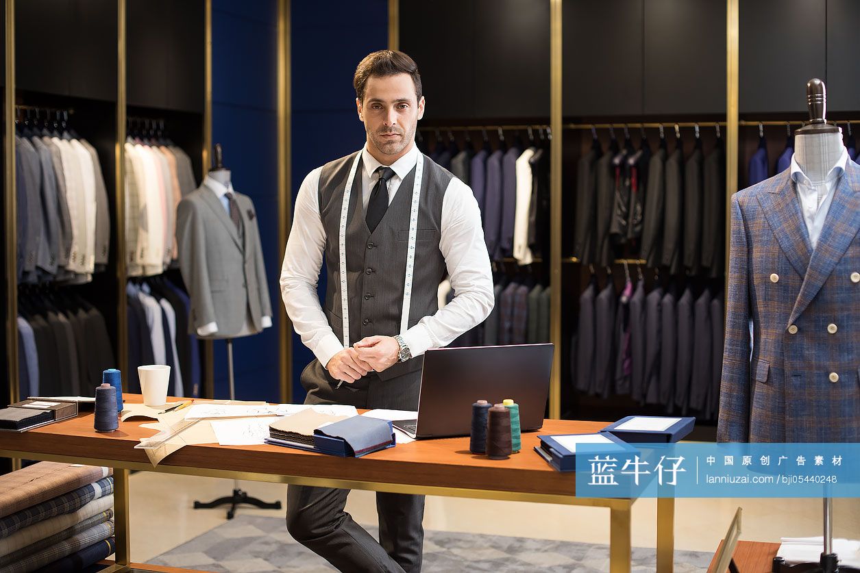 自信的服装设计师肖像