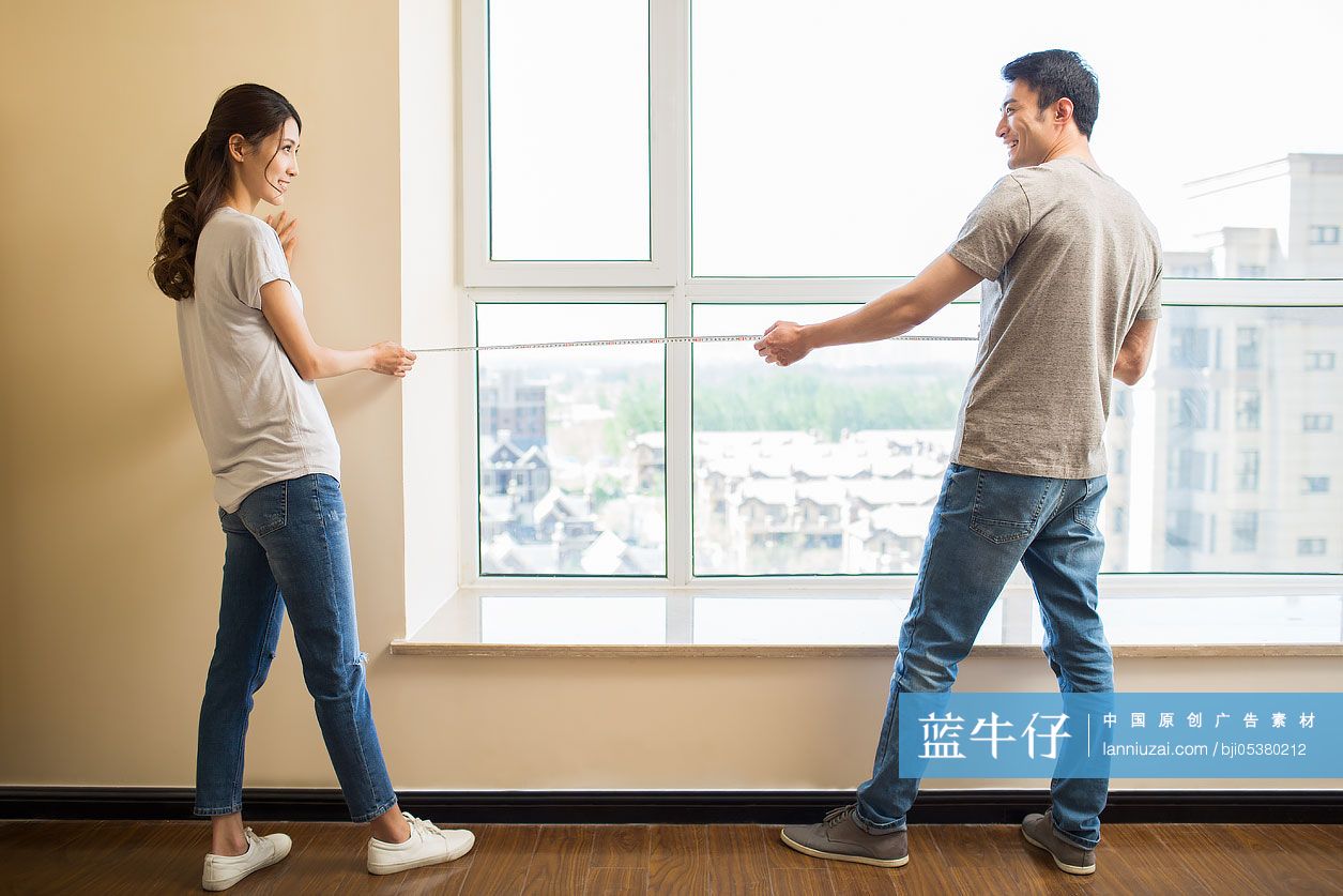 年轻夫妇装修房子