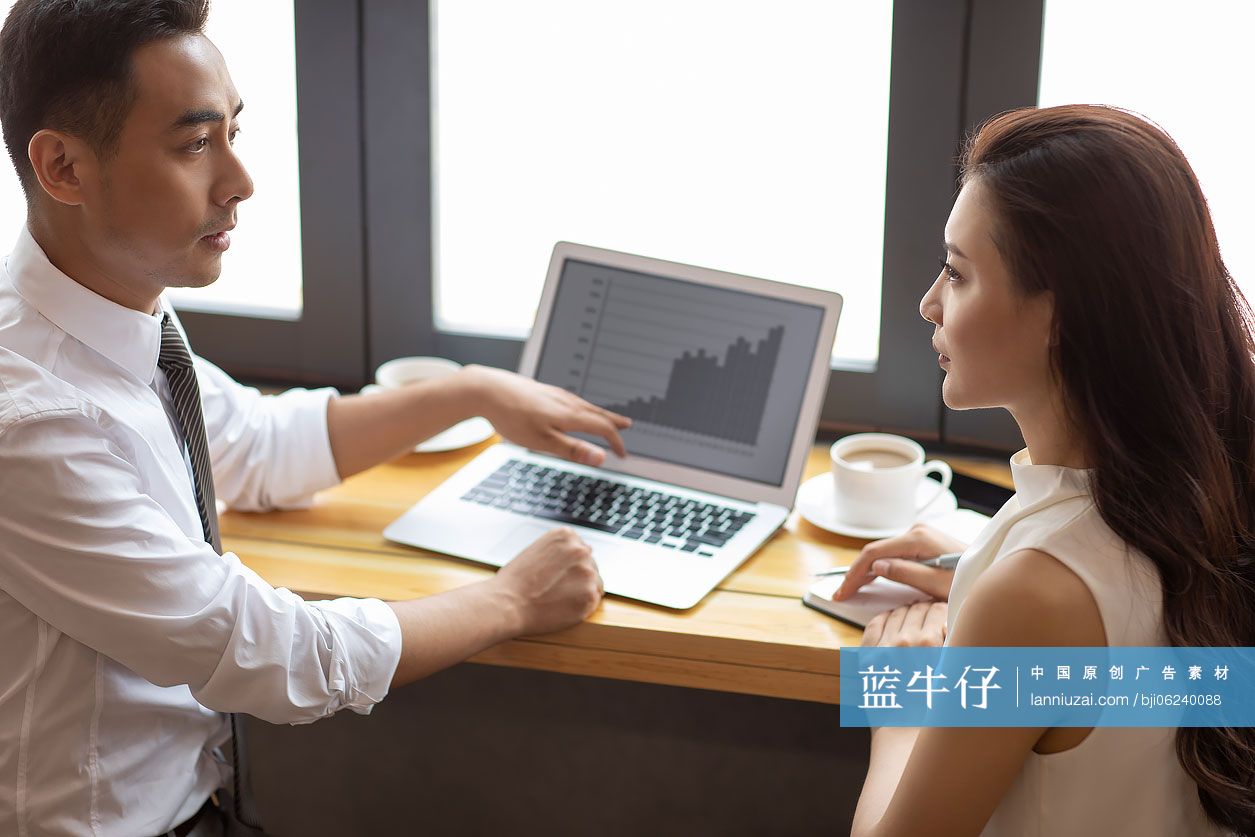 商务人士在咖啡馆讨论工作