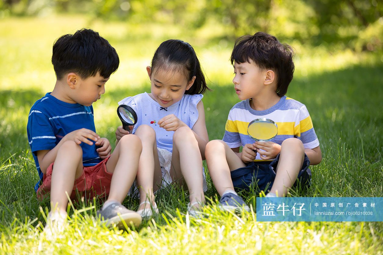 快乐的儿童在草地上玩耍