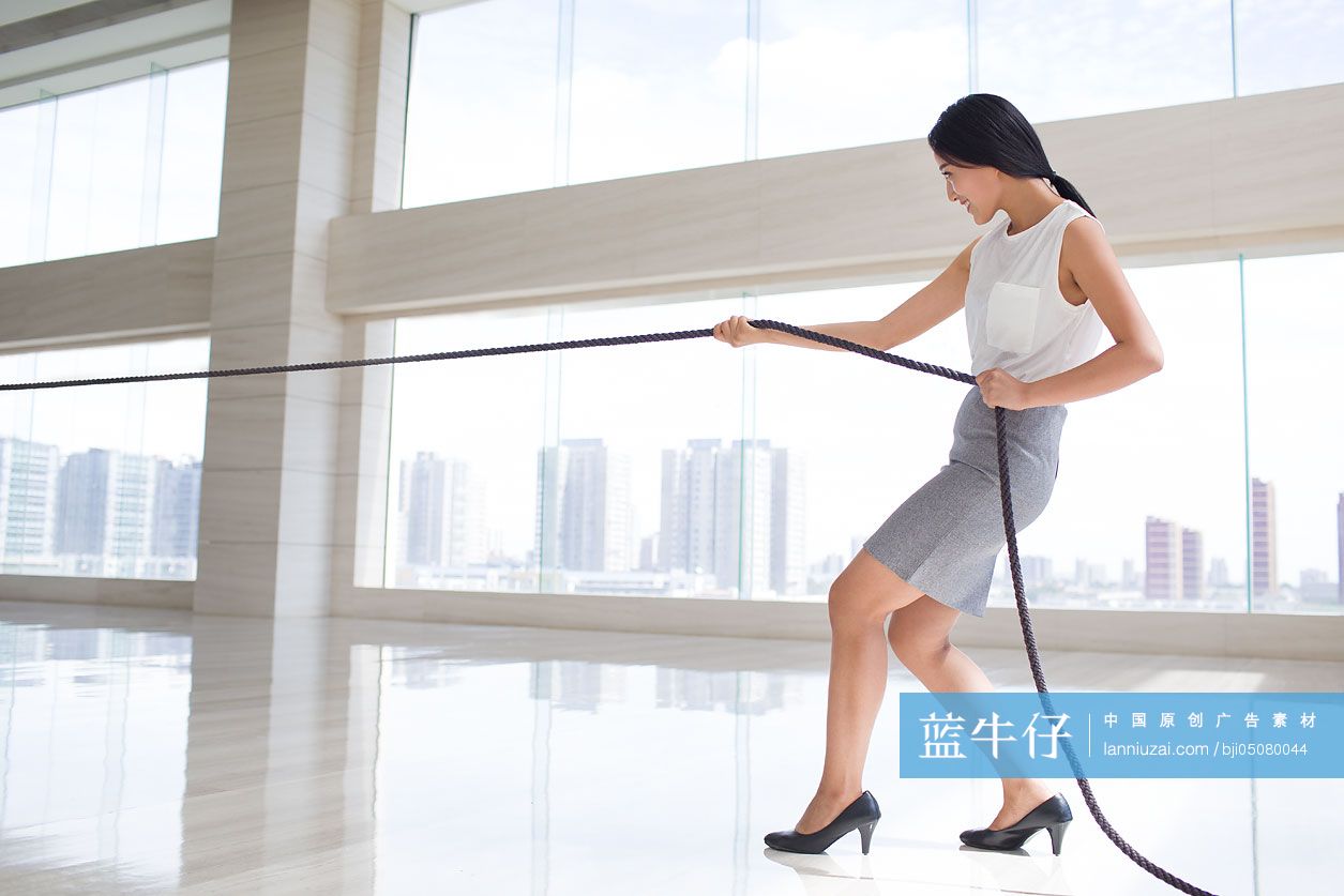 年轻商务女子拔河