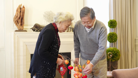 老人精心布置新春家居