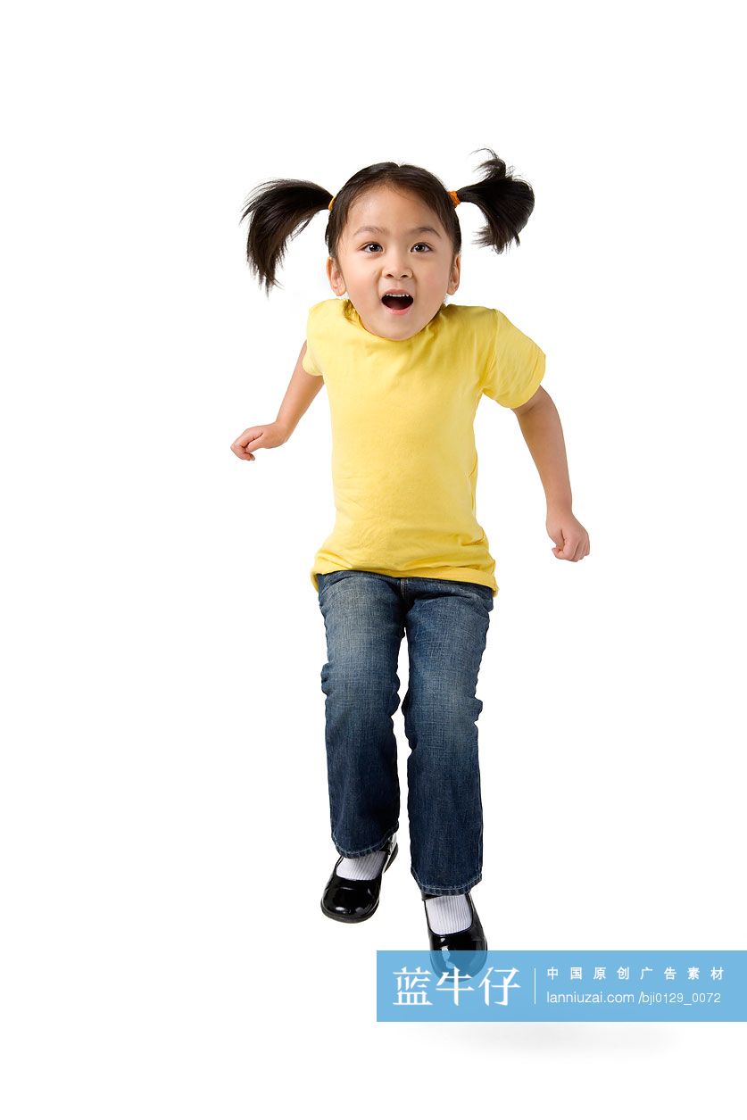 小女孩跳跃