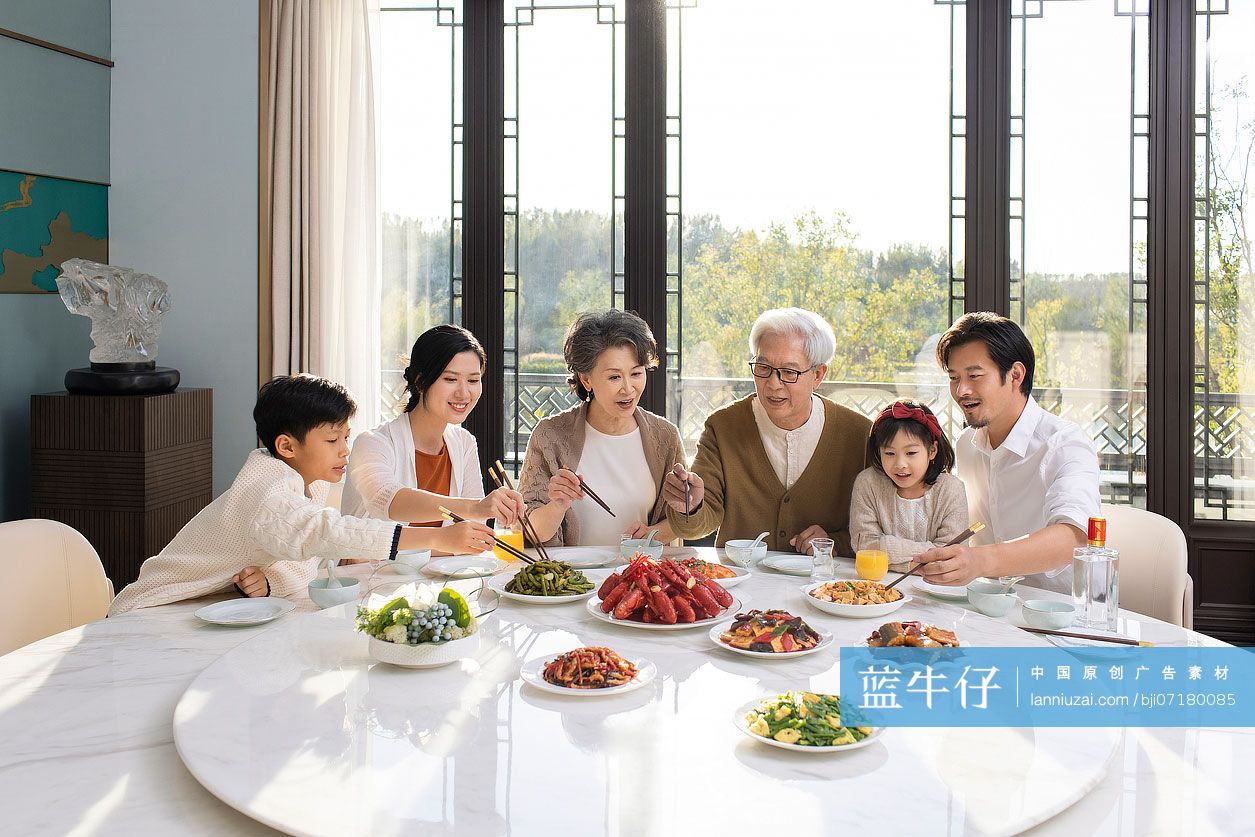 快乐家庭吃年夜饭