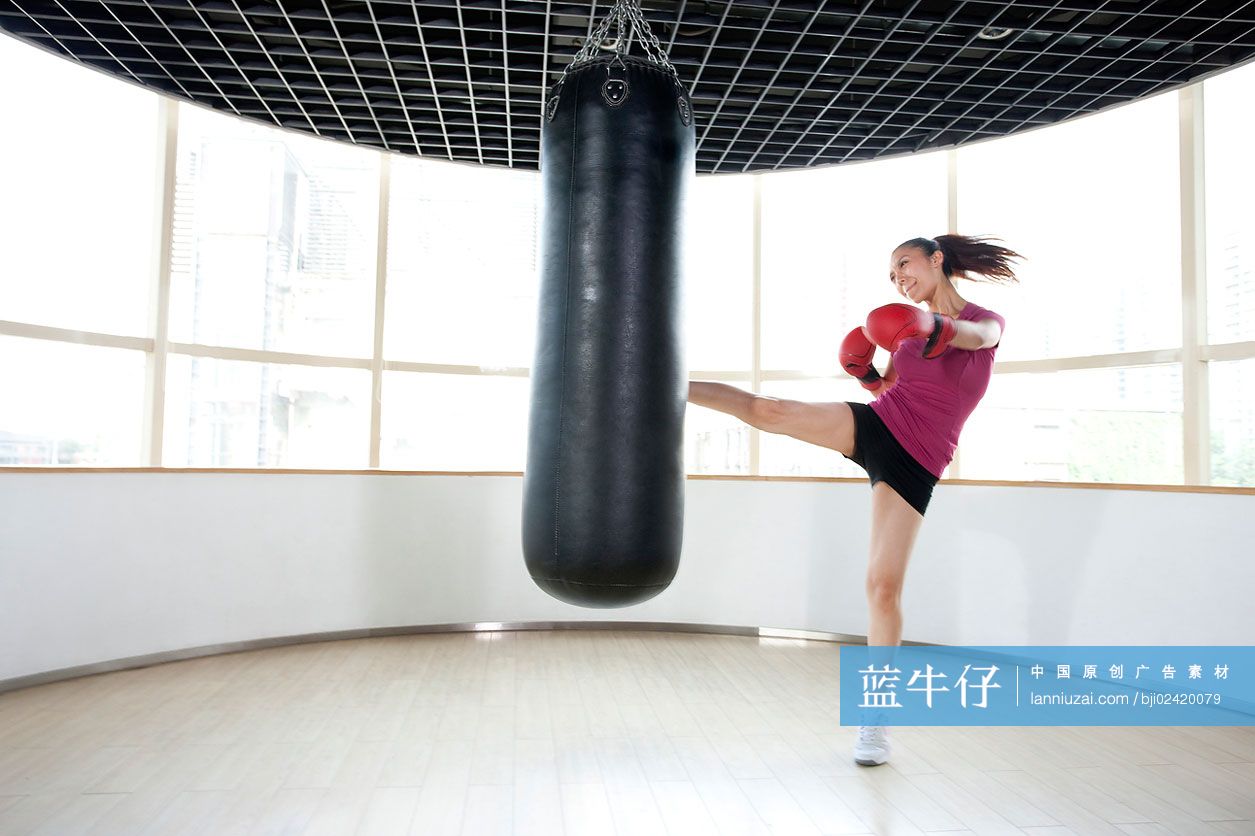 青年女子练习拳击