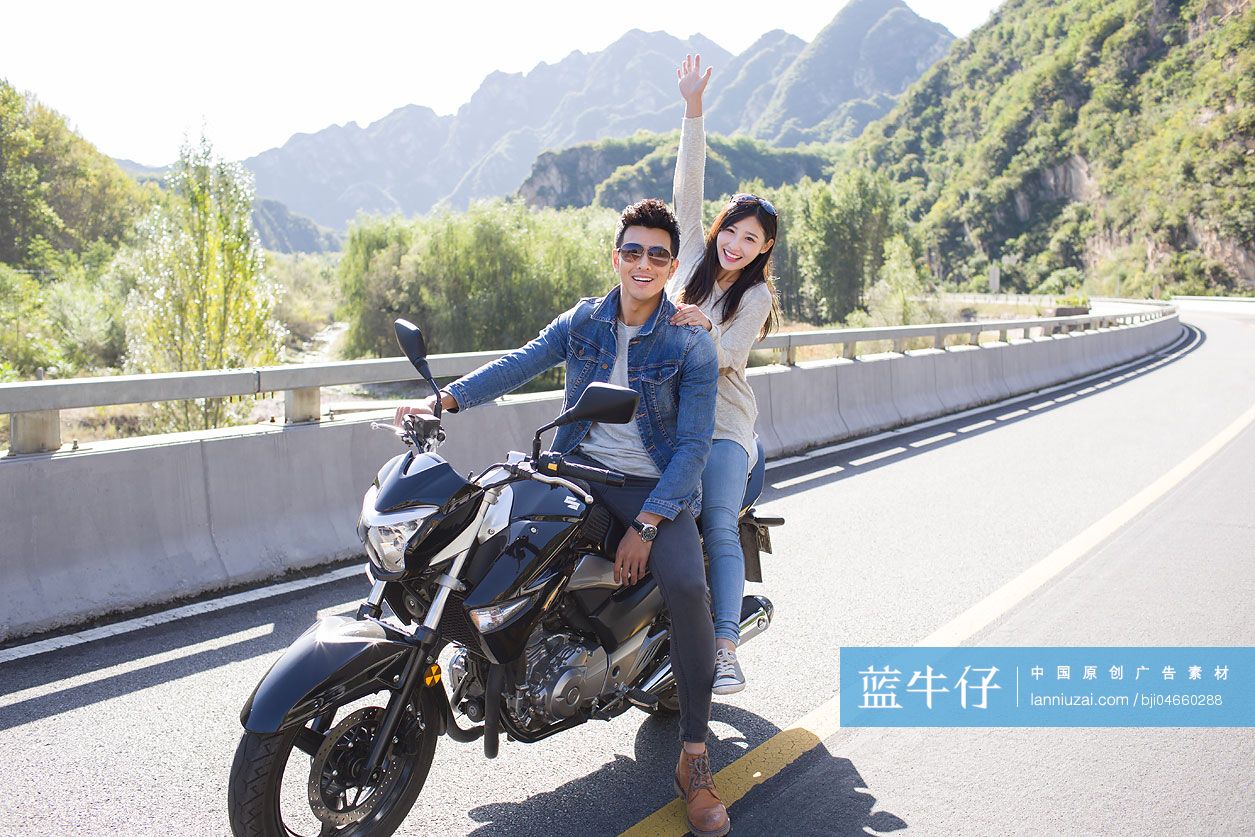 年轻情侣骑摩托车兜风