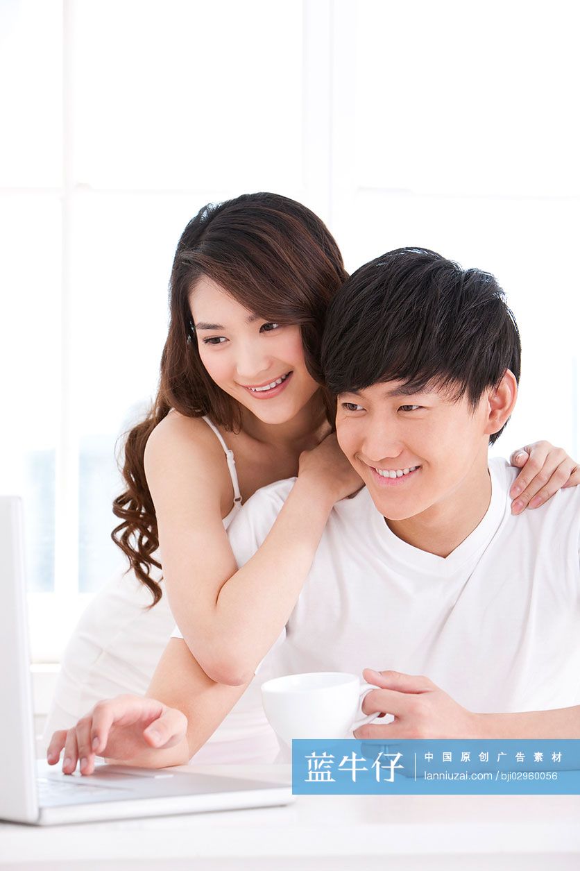 青年夫妇用笔记本电脑-蓝牛仔影像-中国原创广告影像素材
