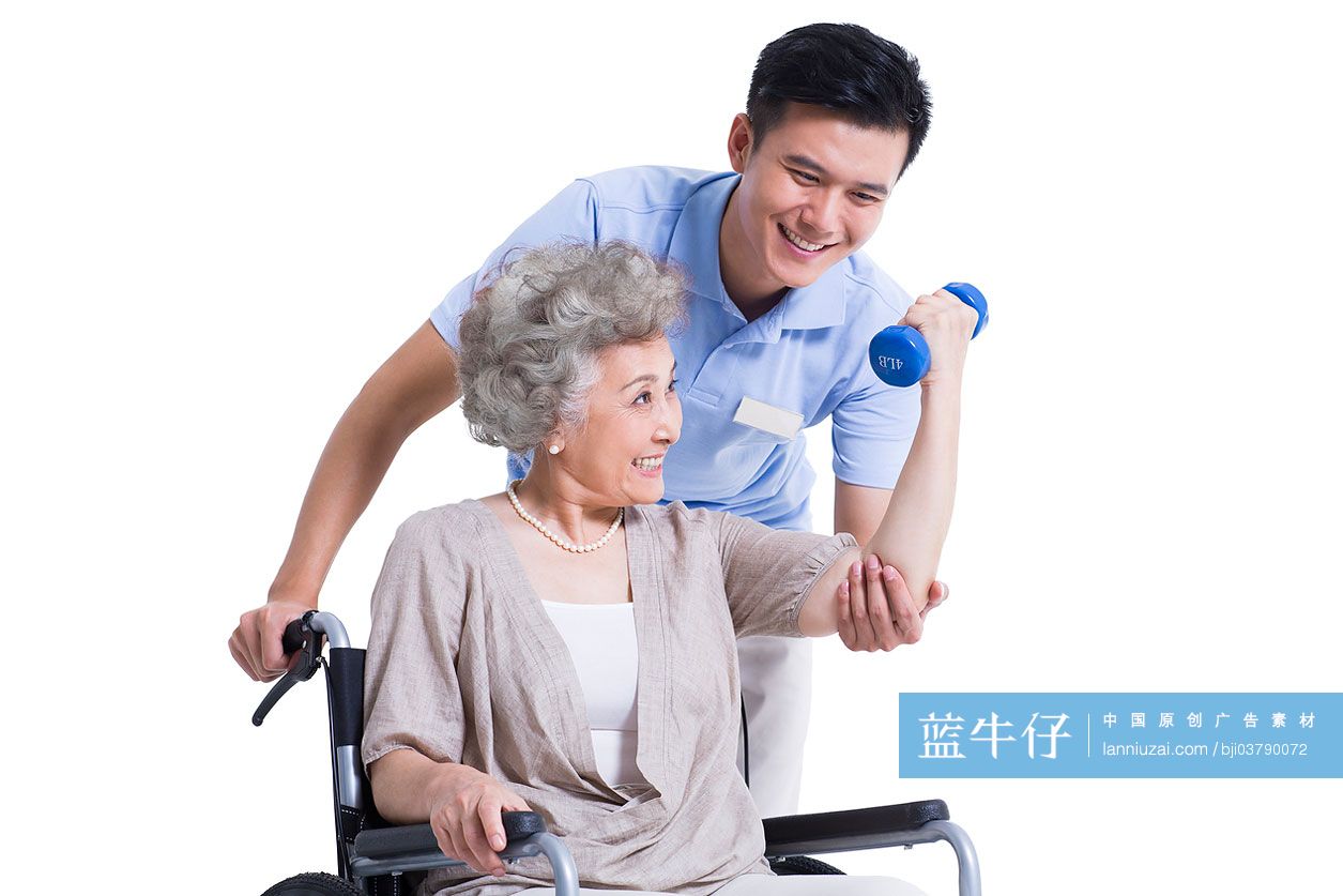 男护工帮助老人锻炼