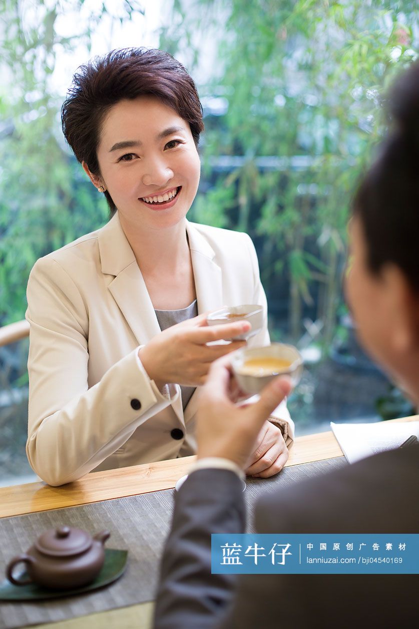 商务人士在茶馆谈生意