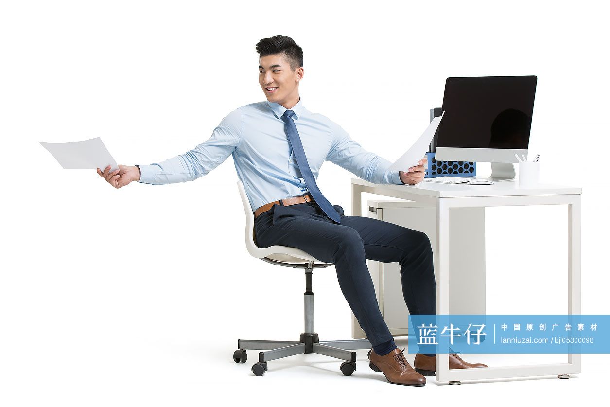 快乐的年轻商务男士在办公室工作