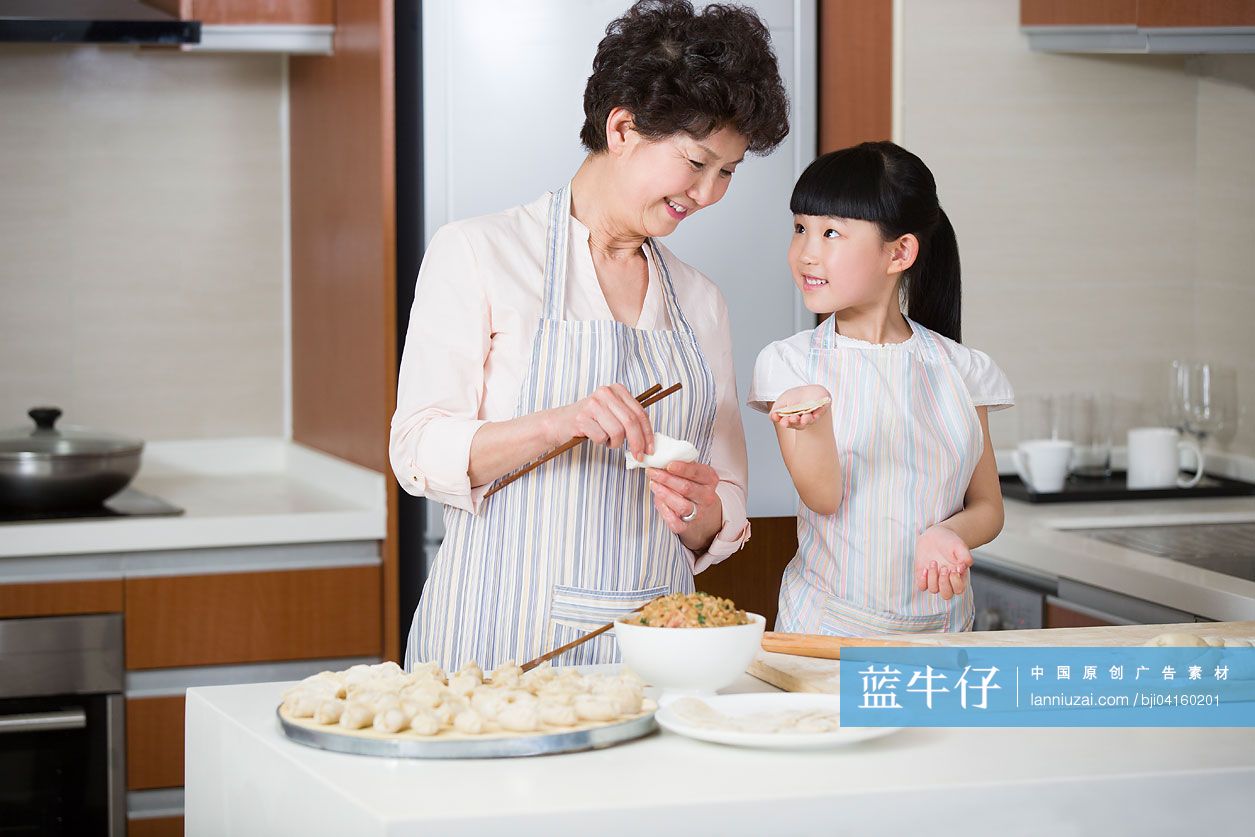 奶奶和孙女包饺子