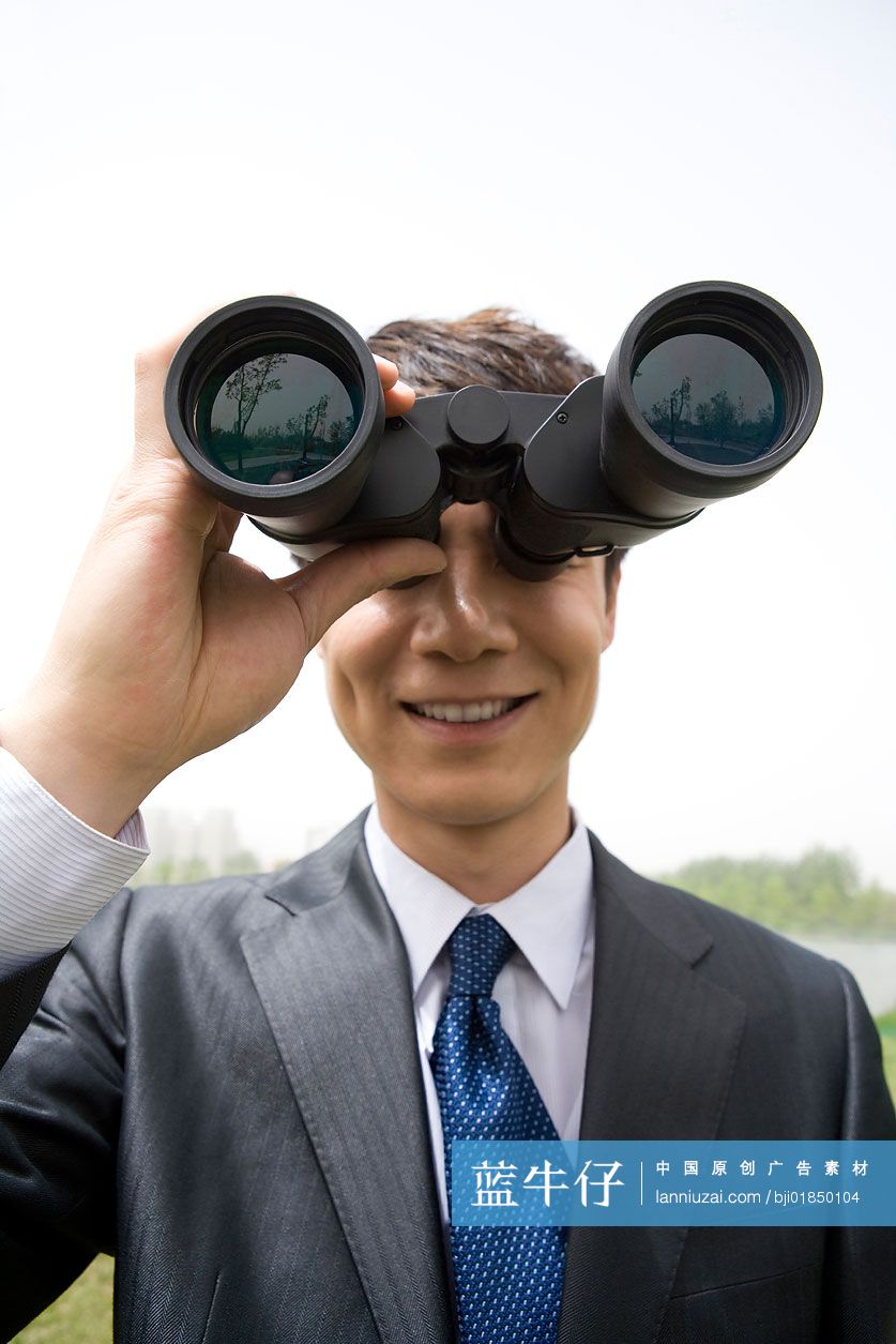 商务男士拿望远镜