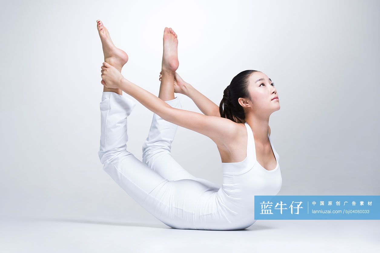 年轻女性练瑜伽