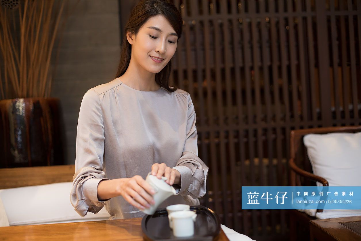 年轻女子喝茶