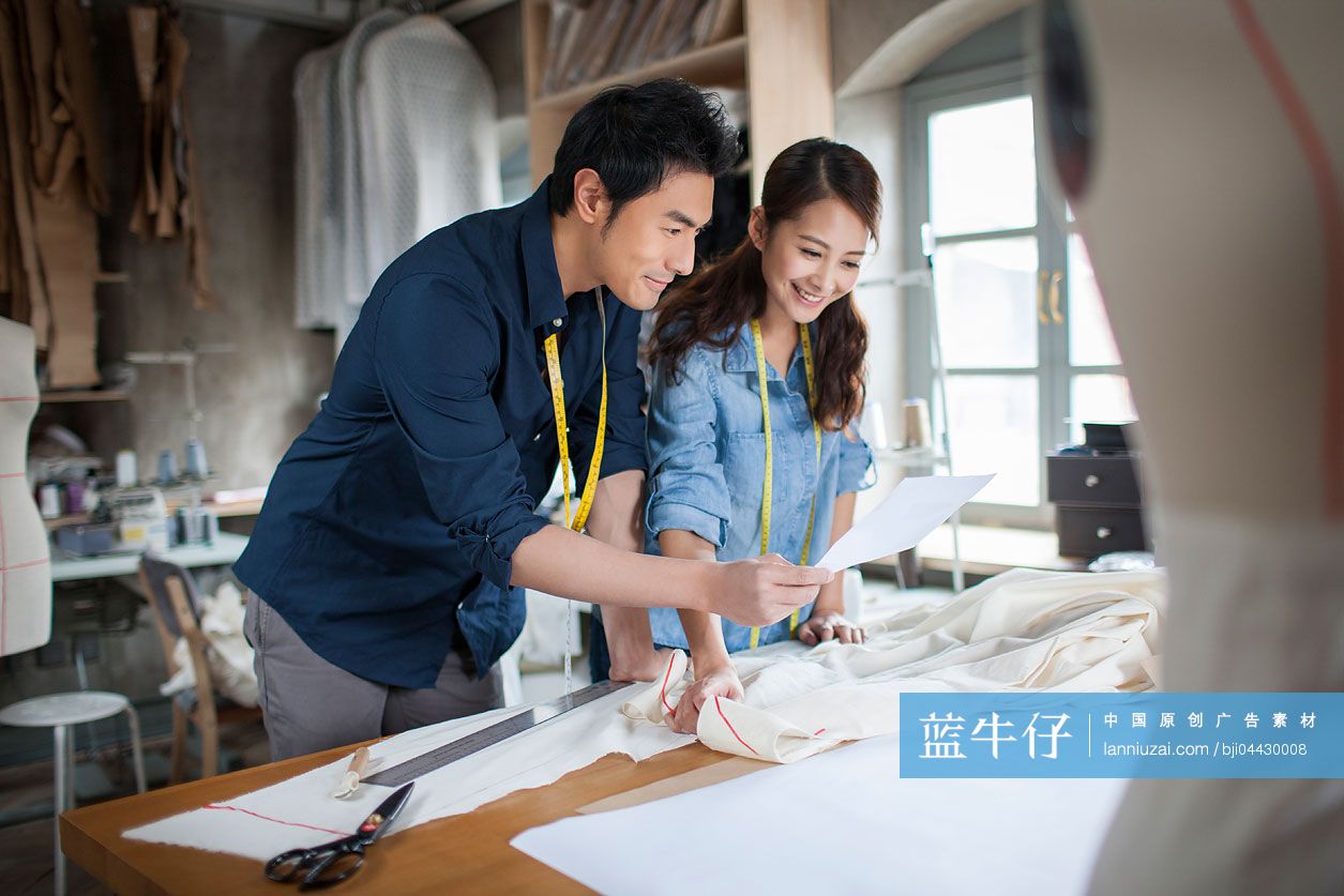 两个服装设计师在工作室工作