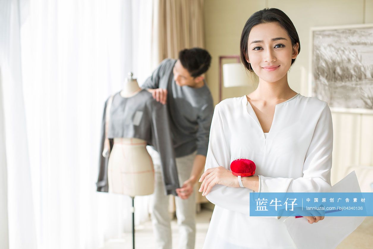 两个服装设计师在工作室工作