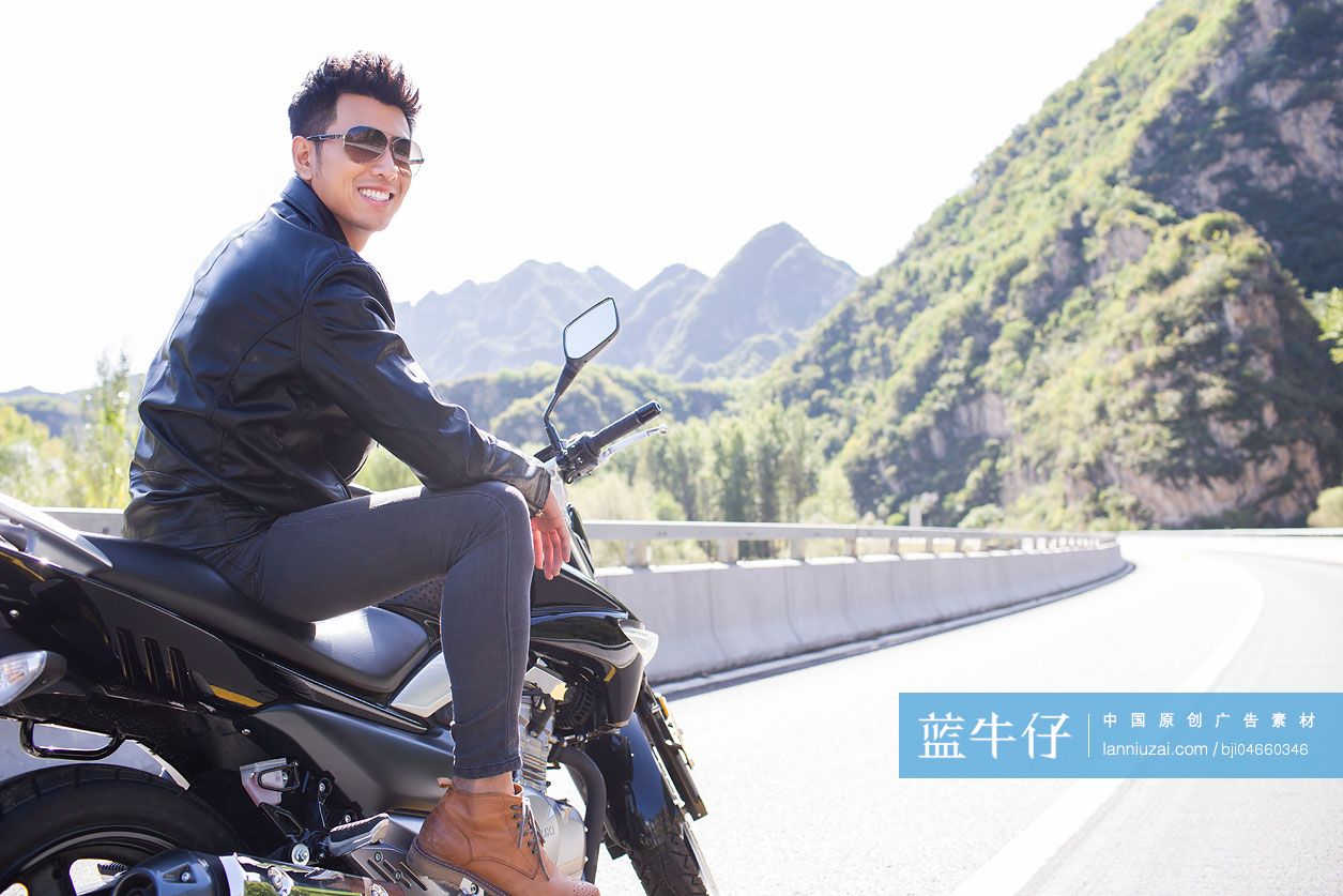 年轻男子骑摩托车兜风