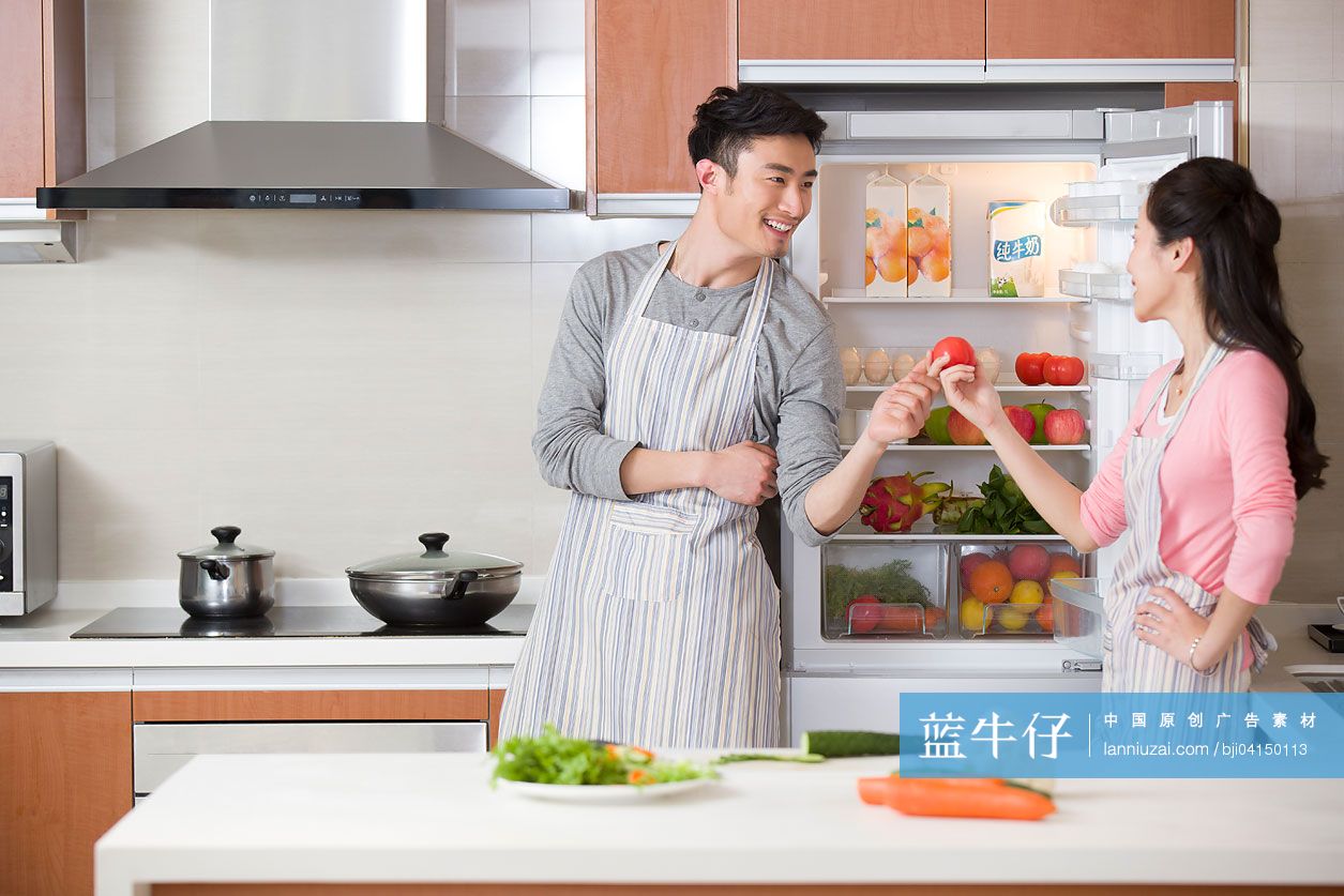 年轻夫妇做饭