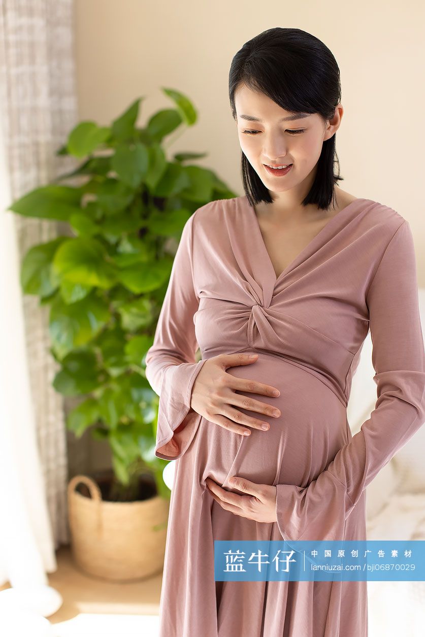 年轻孕妇在家休息