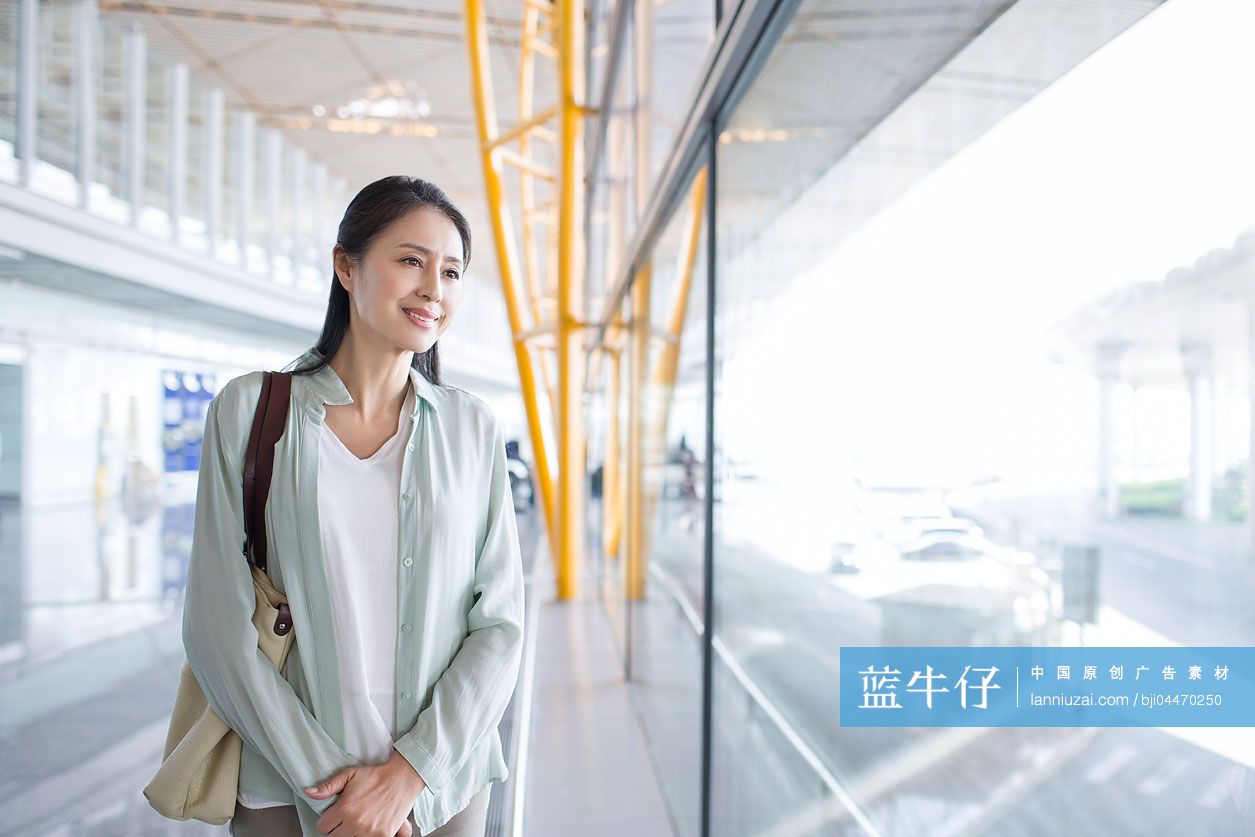 成熟中年女人在机场候机