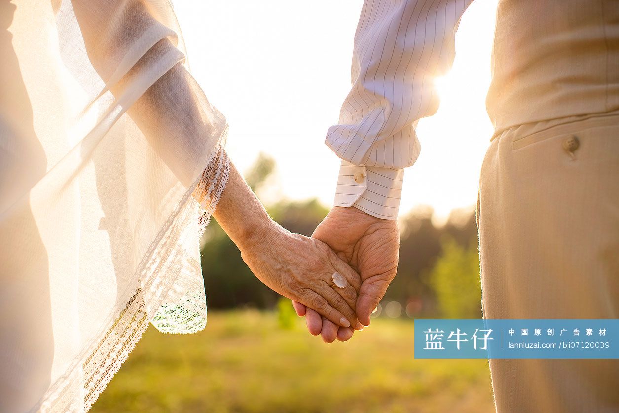 老年新婚夫妇牵手