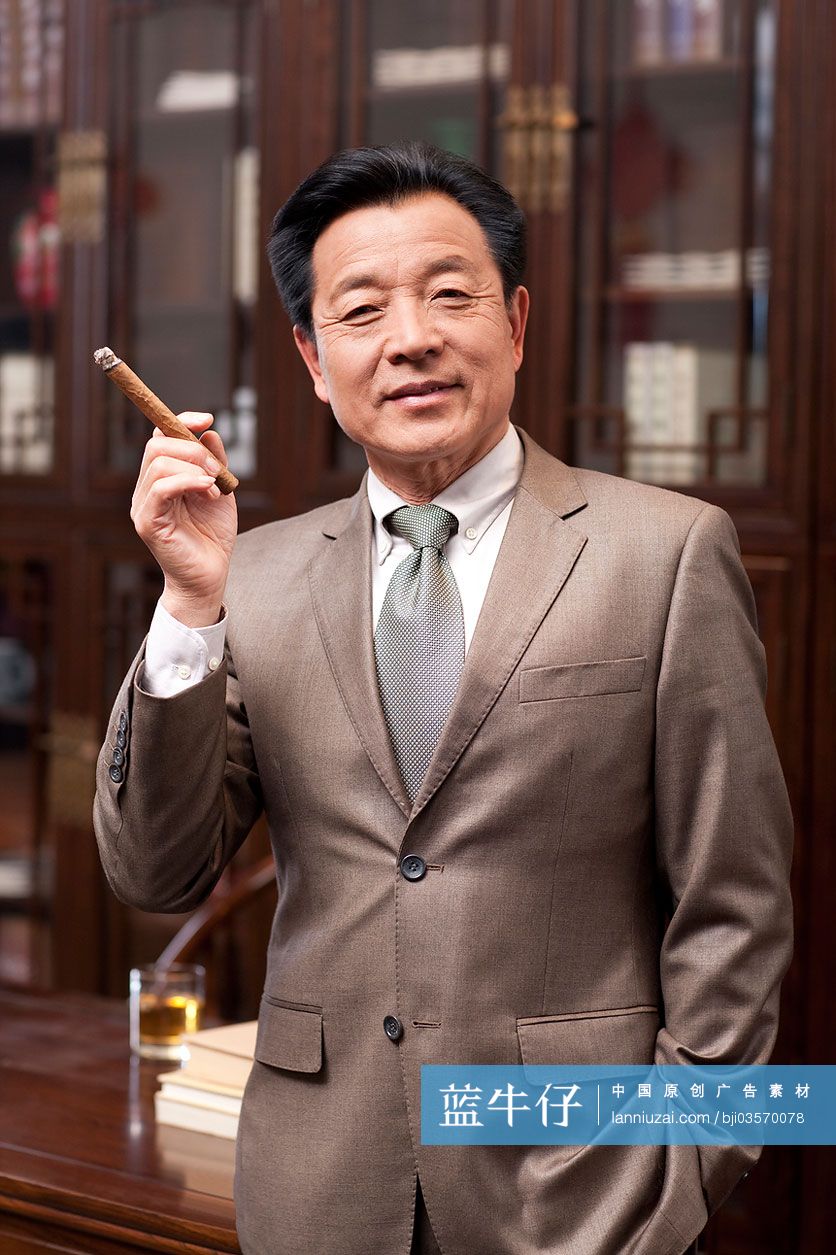 成功的商务男士抽雪茄