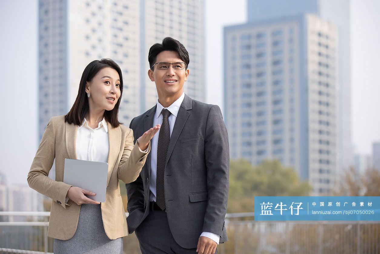 自信的商务人士在户外讨论工作