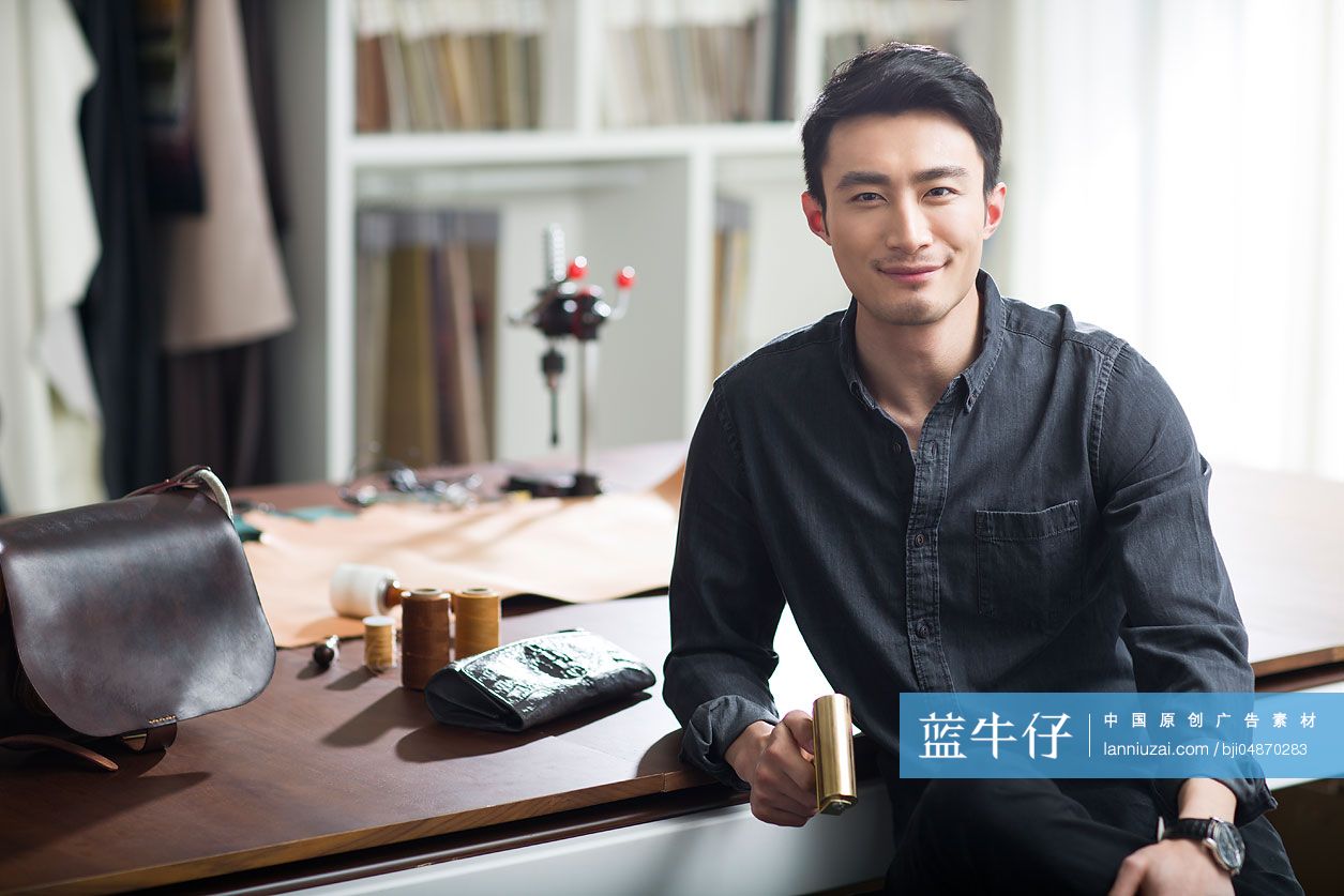 皮包手工制作师在工作室工作