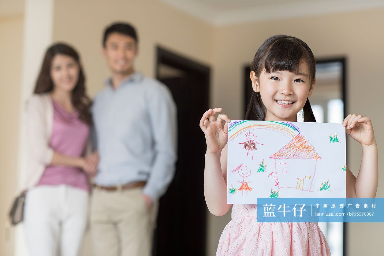 开心的小女孩展示自己画的新房子
