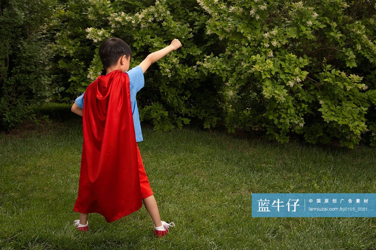 小男孩模仿超人