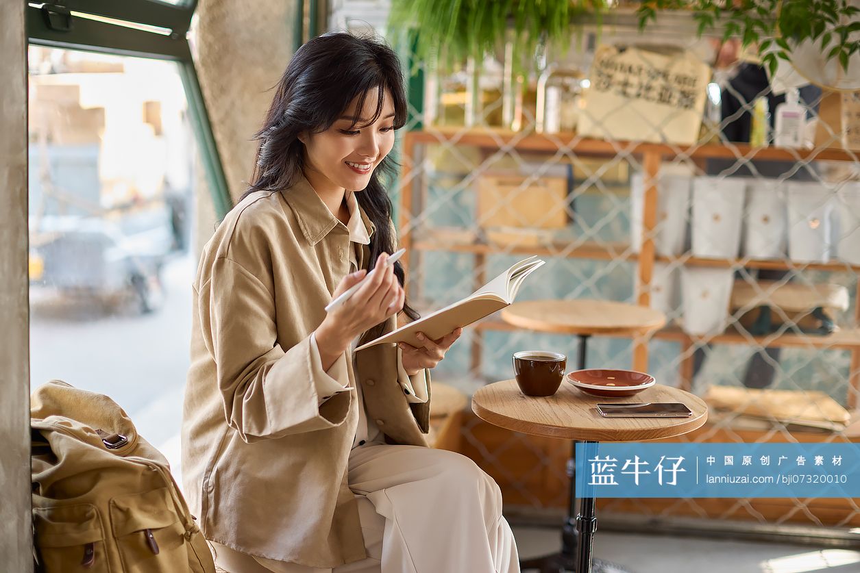 文艺女青年在咖啡馆看书
