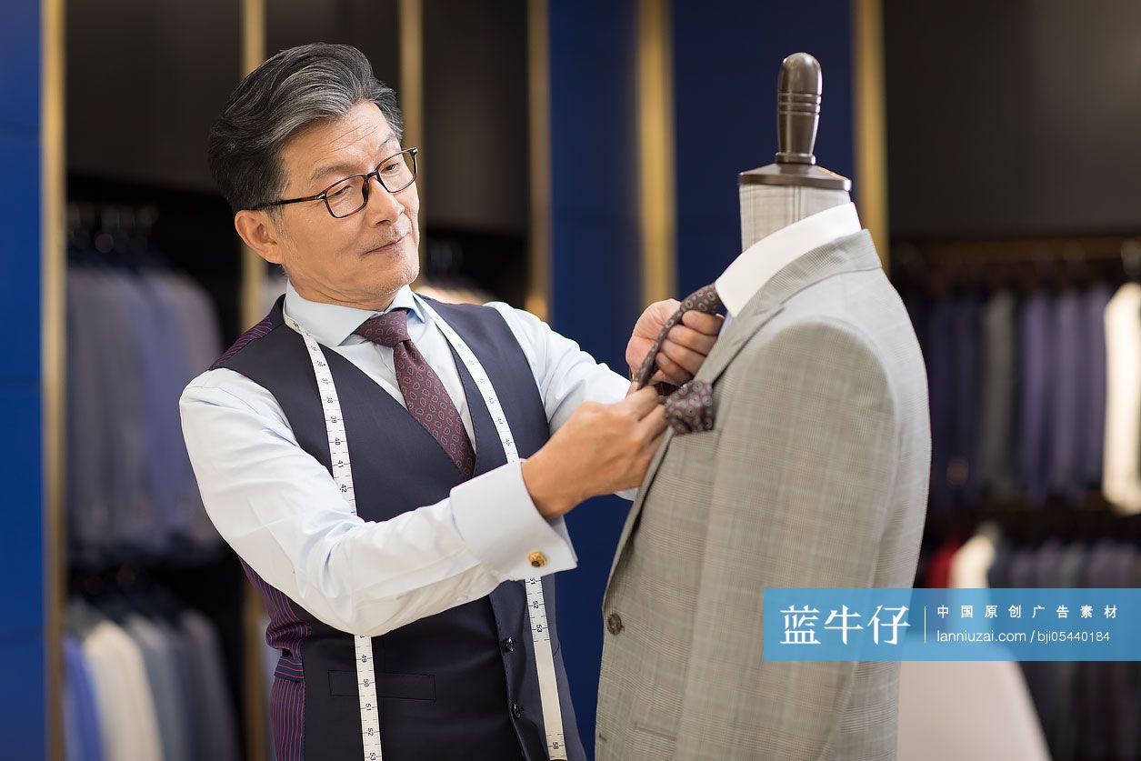 工作中的服装设计师