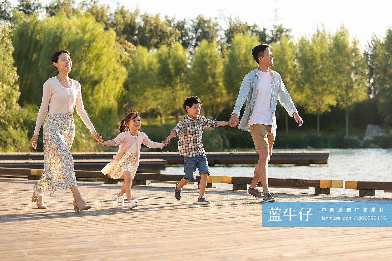 快乐的年轻家庭逛公园