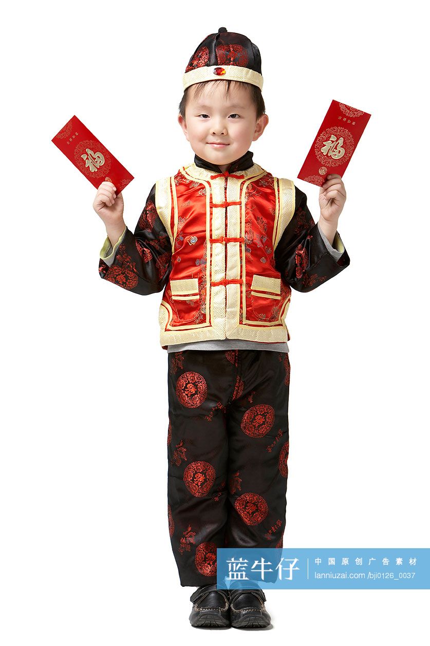 孩子穿传统服装拿红包