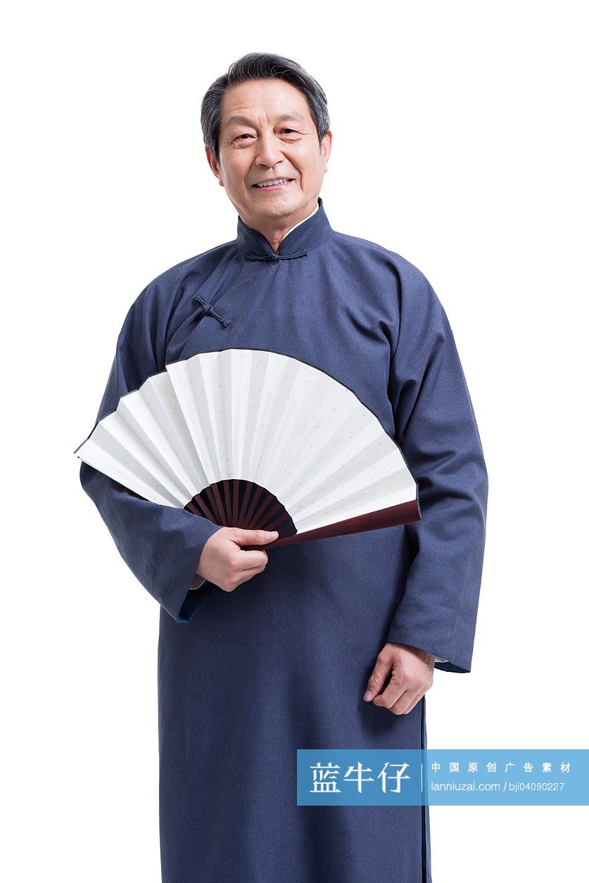 穿传统大褂的老年人